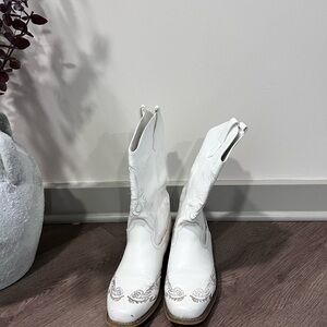 Dream Pairs White Embroidered Heeled Boots